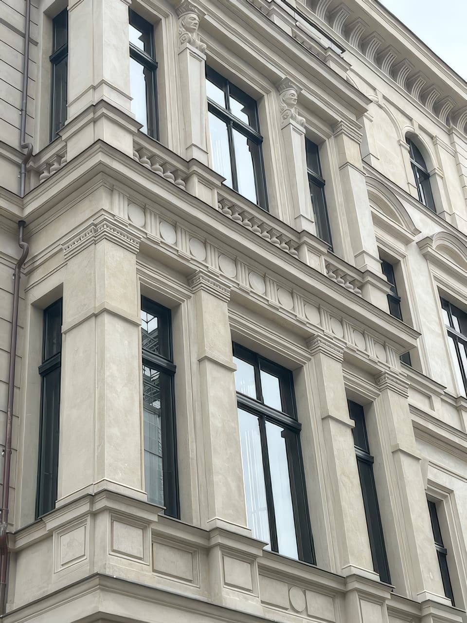 Sanierte Altbaufassade mit neuen Holzfenstern