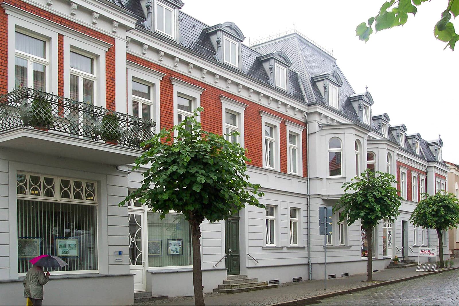 Fassade mit Holzfenstern