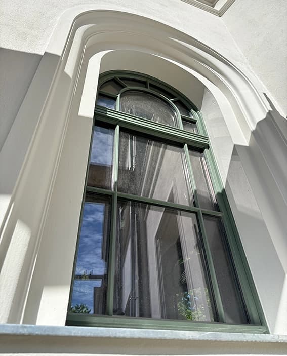 Denkmalschutzprojekt in Berlin – Rundbogenfenster in Grün
